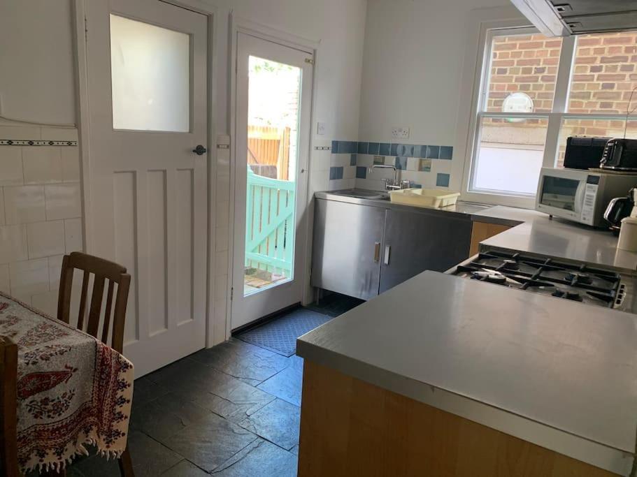Vine - * Sandgate